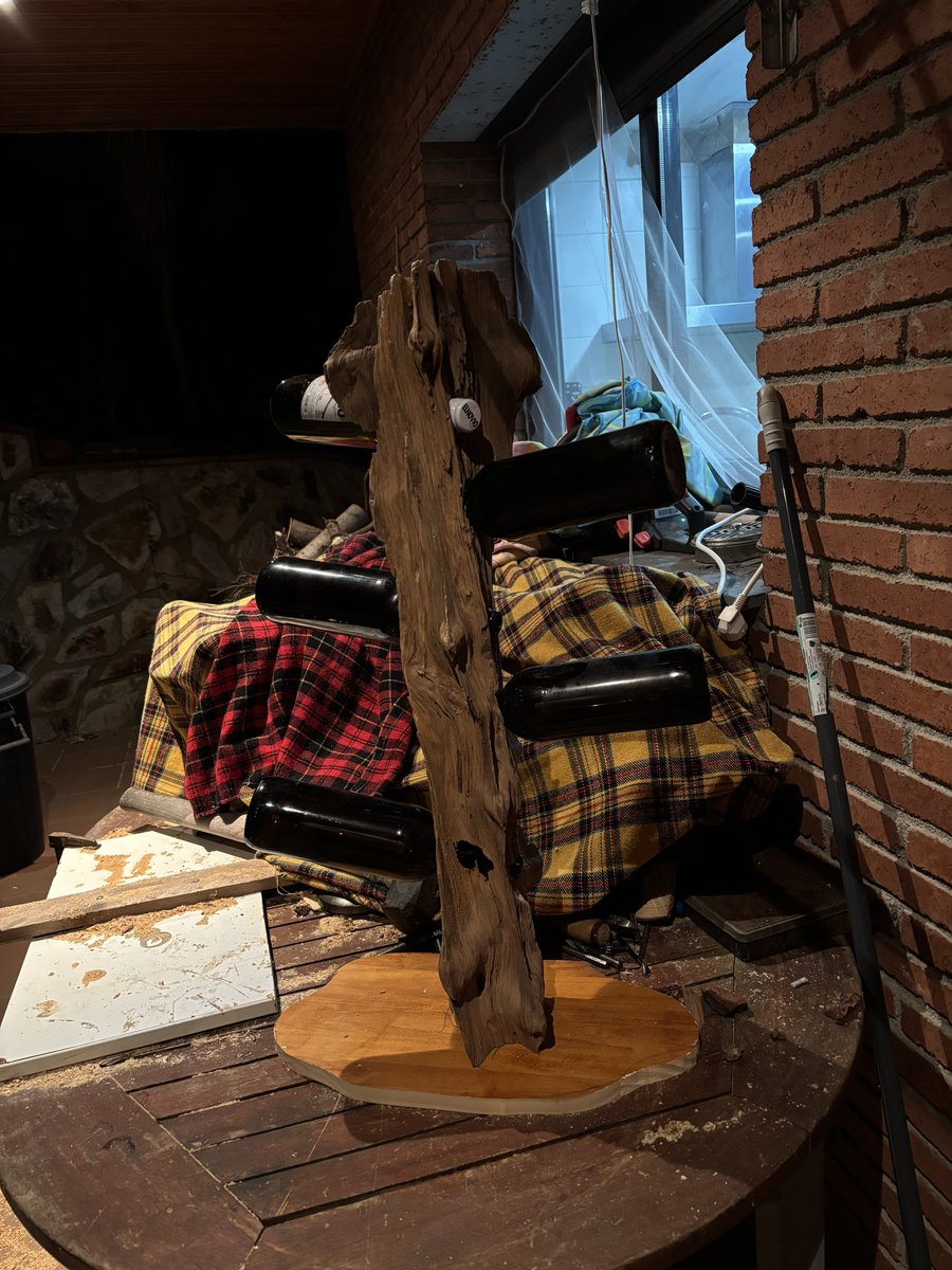 Hola chicos, un año después seguimos vendiendo cosas, no estamos teniendo suerte, necesito máxima difusión, seguimos teniendo la mesa, y esta haciendo muchas cosas más porque le he comprado herramientas, si sabéis como vender o podéis compartir, nos haríais muy felices ❤️