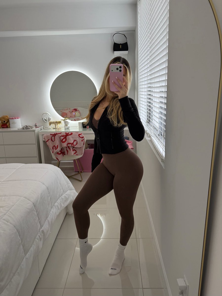 servelexy's tweet photo. who missed my gym socks https://t.co/y9rOpJWQuW