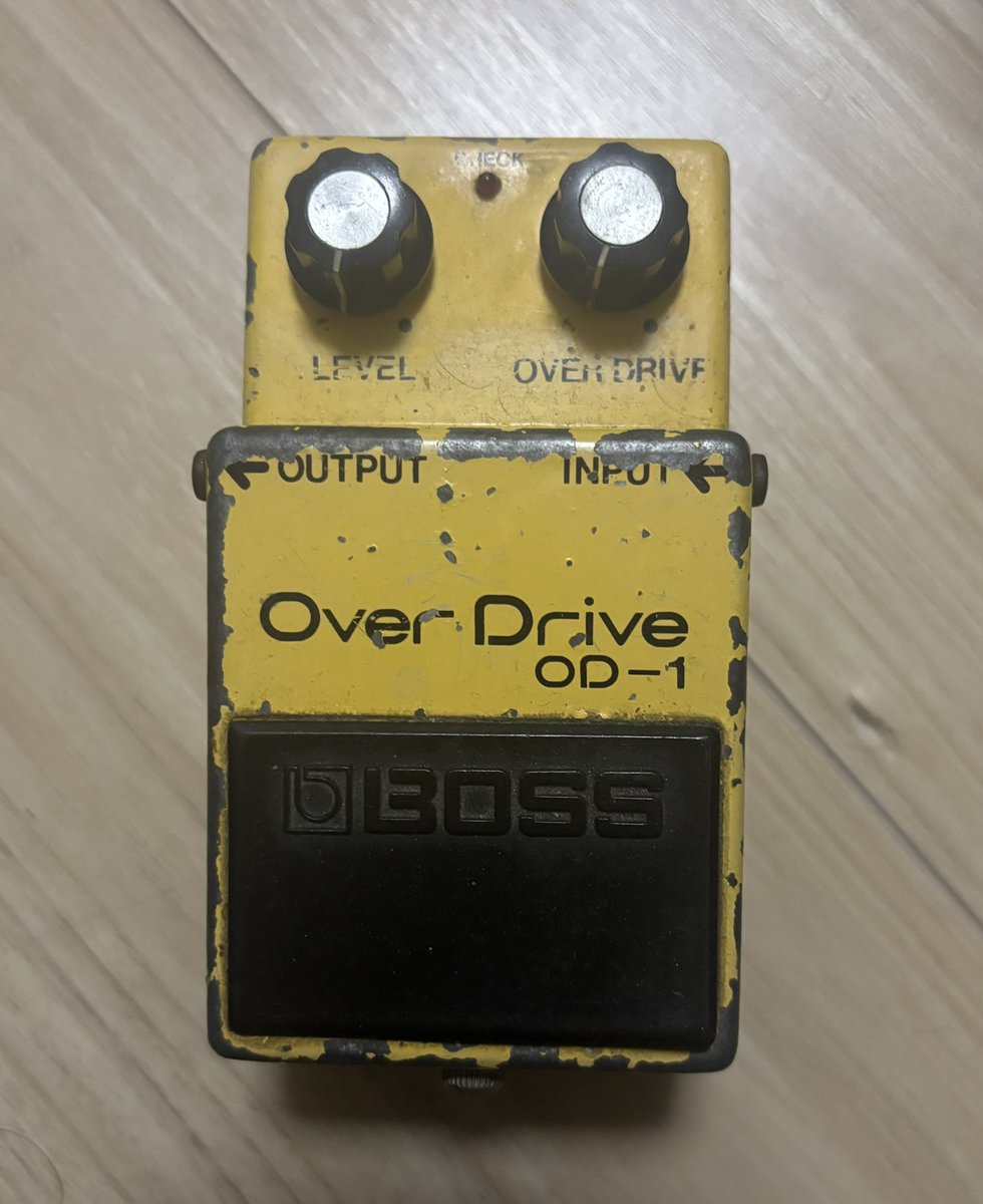 effectorbox BOSS OD-1。40年くらい前に中古にて購入。今でも現役。銀