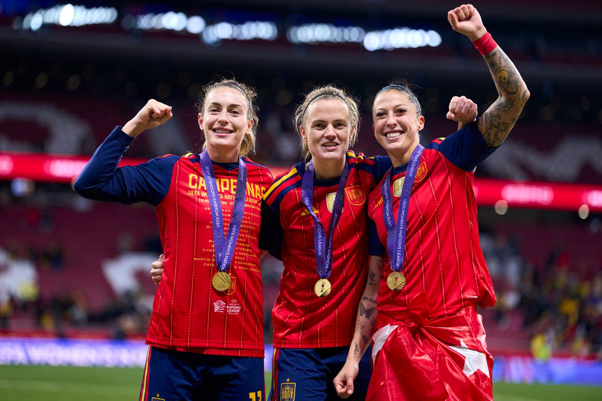 Estuvieron a punto de romper esta foto, pero ahí siguen.
Las tres.
Eternas.