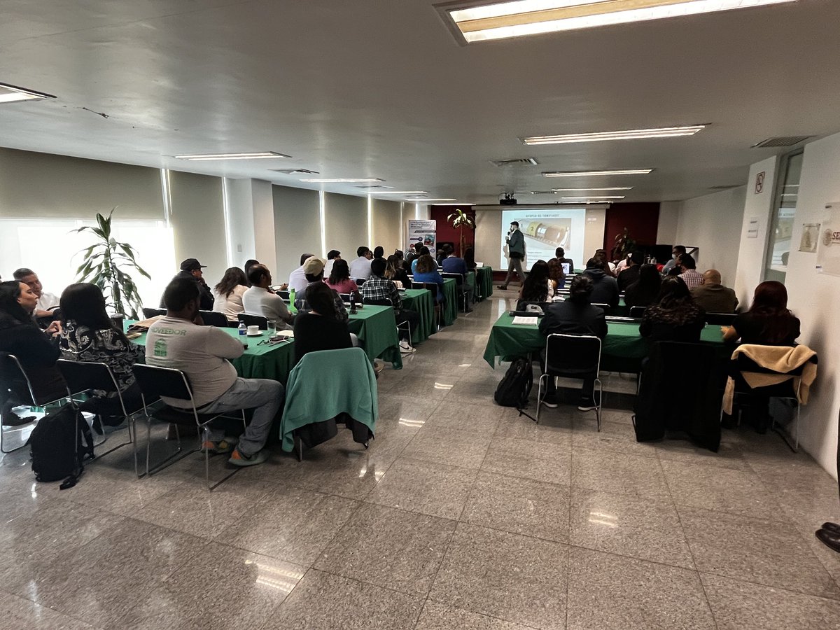 Casa llena en <a href="/CONUEE_mx/">CONUEE_mx</a> ,  en donde se imparte el “Taller de #CSA para vivienda” como una alternativa para reducir el consumo de gas. Primero eficiencia energéticas y después renovables. <a href="/SEDEMA_CDMX/">Secretaría del Medio Ambiente</a>