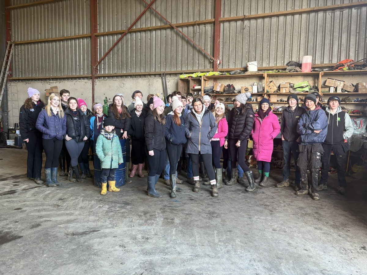 It was great to have the 6th year Agricultural Science classes from FCJ Bunclody out with us this morning learning all about robotic milking, dairy technology and soil health!🐄🥛🌱
<a href="/LelyKilkenny/">LelyKilkenny</a> #milkingrobotics #lely #alfiebyrneagri