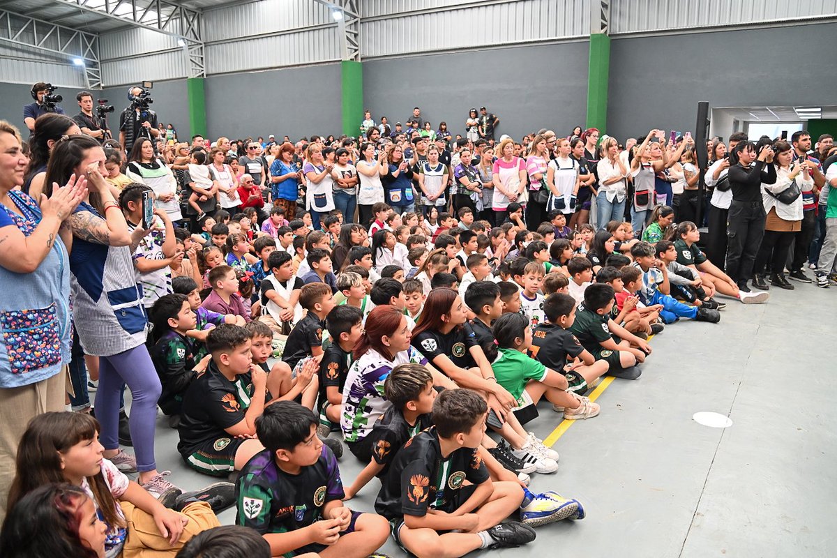 En Avellaneda, junto con el gobernador de la provincia de Buenos Aires <a href="/Kicillofok/">Axel Kicillof</a>, el ministro <a href="/larroqueandres/">Andrés Larroque</a> y el intendente <a href="/jorgeferraresi/">Jorge Ferraresi</a> hicimos entrega de un nuevo crédito de <a href="/SolidariaFuerza/">Fuerza Solidaria</a> por $77.000.000 a la Cooperativa de Trabajo el Reciclado del Docke. 

Lo hicimos