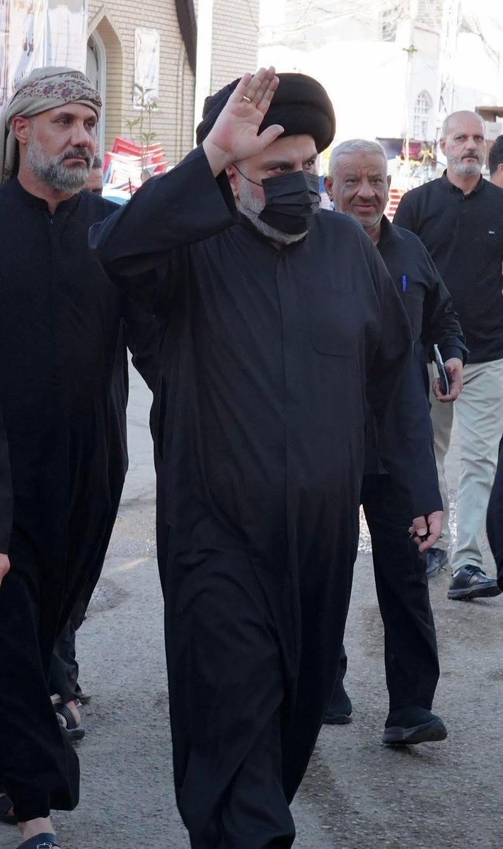 📸 صورة أرشيفية
تُوثّق لحظة قيام سماحة القائد السيد مقتدى الصدر (أعزّه الله) برفع يده لتحية الزائرين خلال تواجده في مضيف آل الصدر الكرام بالحنانة في النجف الأشرف، وذلك ضمن أجواء زيارة الأربعين المباركة لعام 1446 هـ