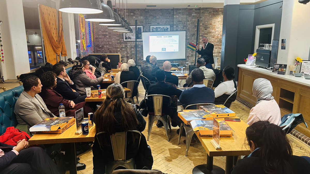 ChilternTSH's tweet image. Lovely to see so many of our staff at LutonEd this evening. @TeachLeadAAli @mradamkohlbeck @unleashing_me @TomBellwoodCLT @CSHargraves @MsMcGivern @LorraineHughe20 @msybibi