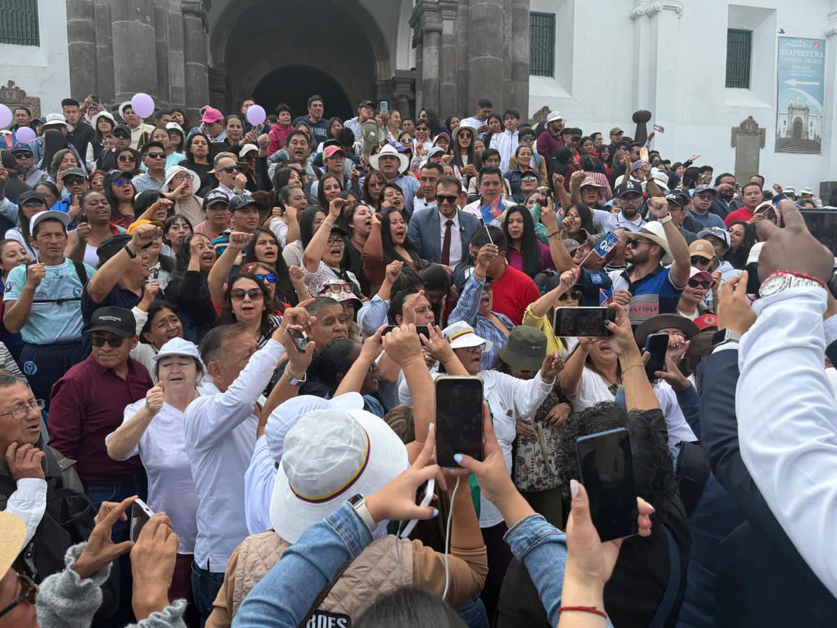 HaroldBurbanoOk's tweet photo. Celebramos a Quito en sus tradiciones junto a su gente. 

Acompañamos al presidente @danielnoboaok en la serenata quiteña, resaltando la identidad que nos une y el compromiso permanente con la capital.

#VivaQuito
#ElNuevoEcuador https://t.co/VIEci9SGlc