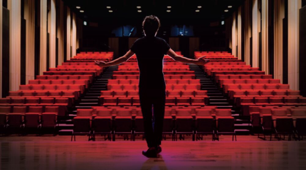 حينما يهبط مستوى عمل ما سنة عن أخرى على مستوى التنظيم والجودة، فالأمر لا بد له من تقييم حقيقي وصدر واسع وأذن تسمع جيدا للمخلصين؛ ومحاسبة اذا لزم الأمر. 
التراكم يصنع خبرة وقدرة على تجاوز الأخطاء وليس تراكم اخفاقات وتخبط وهبوط.
قريبا سنرى ونسمع وندرك مدى الخلل