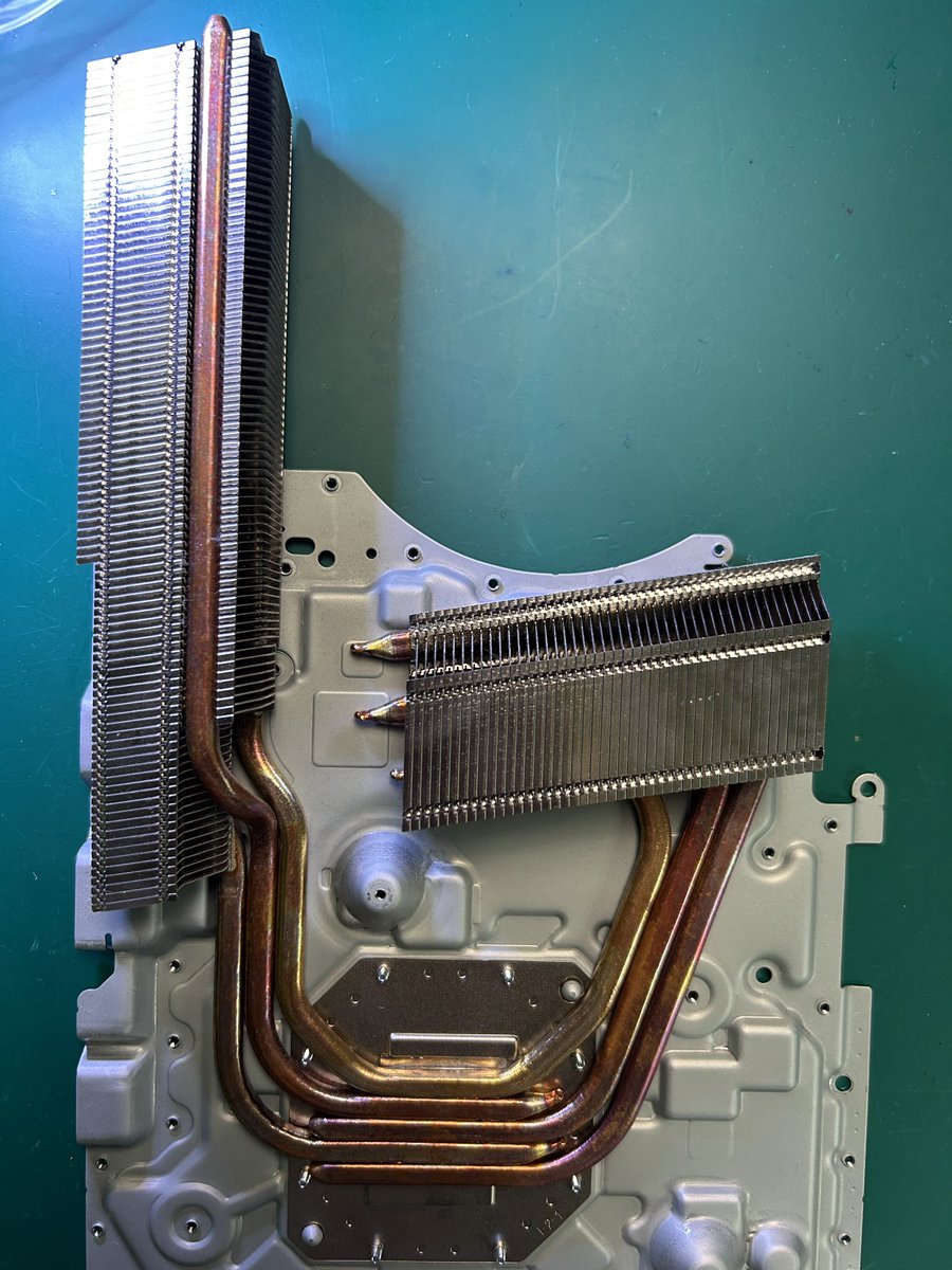 Modyfikator89's tweet image. New PS5 Slim EDM-052 vs EDM-040 Cooling System
COOLING Comparison: I&apos;m adding photos of both heatsinks! Check out how much the cooling systems differ in both console revisions.
Review the details in the photos
#PS5Slim #PS5  #sony #Cooling #TechTeardown #PlayStation