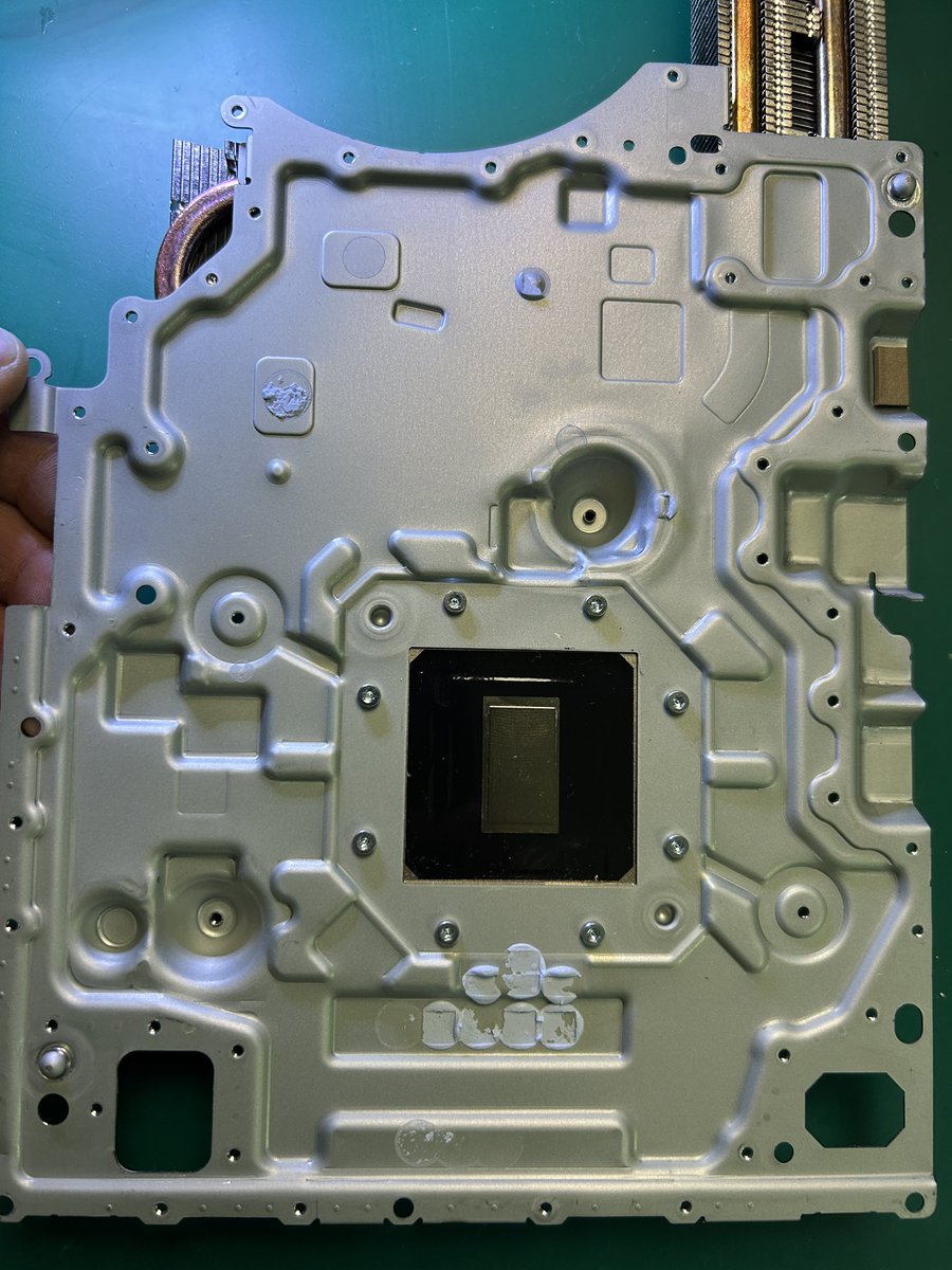 Modyfikator89's tweet image. New PS5 Slim EDM-052 vs EDM-040 Cooling System
COOLING Comparison: I&apos;m adding photos of both heatsinks! Check out how much the cooling systems differ in both console revisions.
Review the details in the photos
#PS5Slim #PS5  #sony #Cooling #TechTeardown #PlayStation