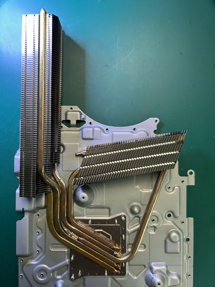 Modyfikator89's tweet image. New PS5 Slim EDM-052 vs EDM-040 Cooling System
COOLING Comparison: I&apos;m adding photos of both heatsinks! Check out how much the cooling systems differ in both console revisions.
Review the details in the photos
#PS5Slim #PS5  #sony #Cooling #TechTeardown #PlayStation