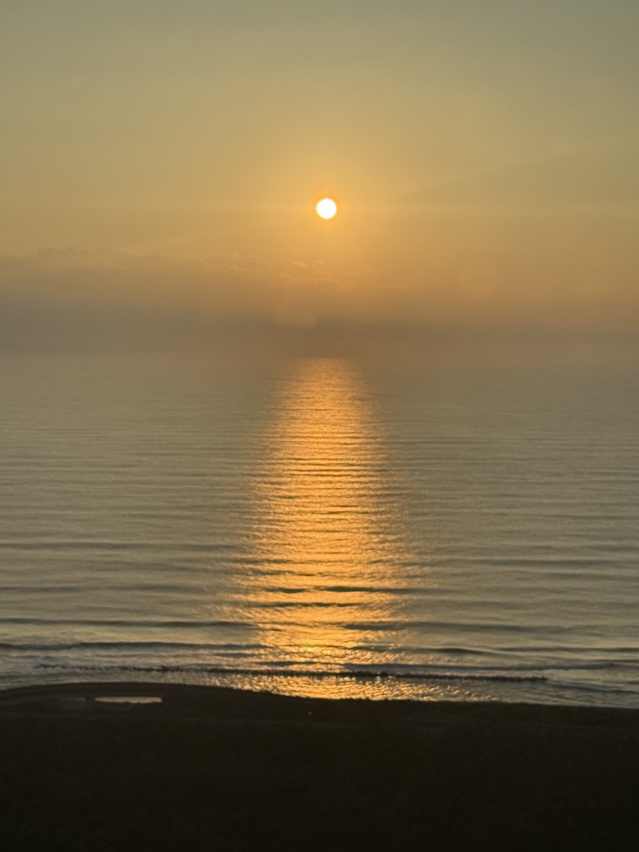 るな🌸のお見せしたかったですにゃー🐱

皆さま☀️おはにゃーん🐱
お目覚めは如何かにゃー🐈

お写真は以前に宮崎シーガイアホテルの41階に宿泊した時の朝日🌅ですにゃ🐱

朝目覚めると朝日🌅で海に太陽☀️の道ができていて☺️とても美しかったので皆さま🌸にもお見せしたかったですにゃー🐈