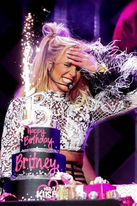 BritBuffySpears's tweet photo. Ela é só um bebê 🤧4.4 da princesa do pop ❤️
#HappyBirthdayBritney https://t.co/LXqz8xmau9