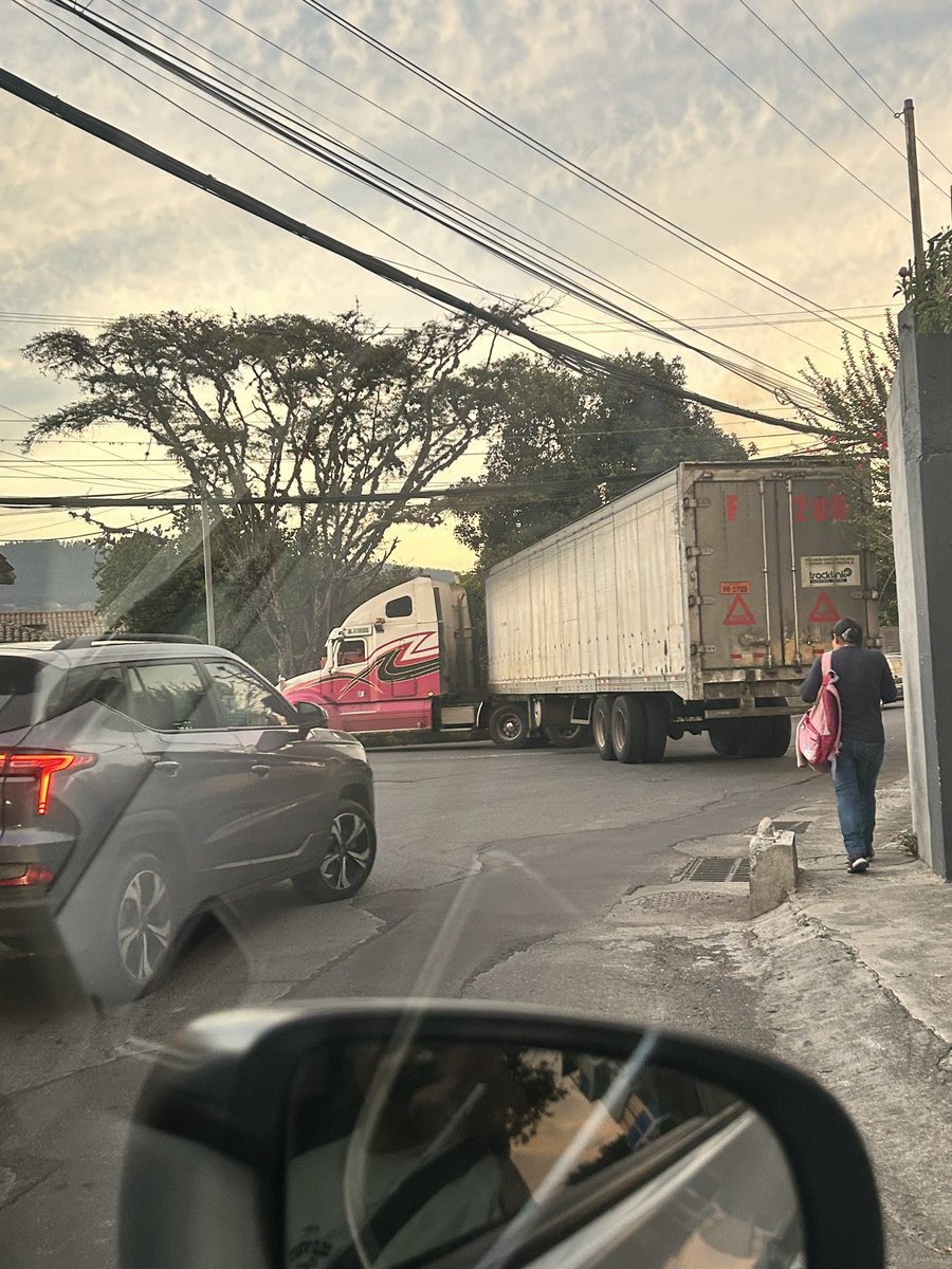 <a href="/AMT_Quito/">AMTQuito</a> se requiere control de este tipo de vehículos pesados que van por vía no apta para transito de este tipo de  transporte, esto es en la 5ta transversal e intervalles, Tumbaco <a href="/pabelml/">Pabel Muñoz L.</a> <a href="/MunicipioQuito/">Municipio de Quito</a> <a href="/TumbacoI/">Tumbaco Informado</a> <a href="/zonaltumbaco/">Zonal Tumbaco</a> <a href="/WilsonMerinoR/">Wilson Merino Rivadeneira</a> <a href="/EcuavisaInforma/">Ecuavisa Noticias</a>