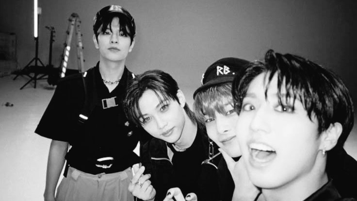 _NICE2CYA's tweet image. 𓄲  ︴𝗦𝗛Ō𝗡𝗘𝗡  B❍𝗬𝗭 !!   —   SKZ AU. 

︎︎︎              ⏜︵♡︵⏜︵୨୧︵⏜︵♡︵⏜

〨 𔓕 ׂ .  ➜  Donde, después de años de burlas y humillaciones, dos grupos antagónicos se vuelven a encontrar pero las cosas dan un giro inesperado que lo cambia todo.