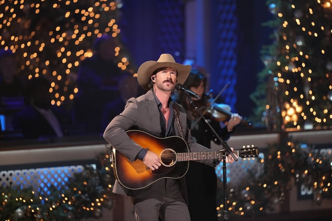 Cma 9/8c SANTA’S COMING TO TOWN! 🎅Cozy up with family, friends and your favorite pets and watch #CMAchristmas TONIGHT at 9/8c on <a href="/ABC/">ABC News</a>