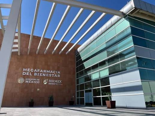 Y la peor ironía es que la minifarmacia de Claudia tiene los mismos medicamentos que la megafarmacia de López 👇