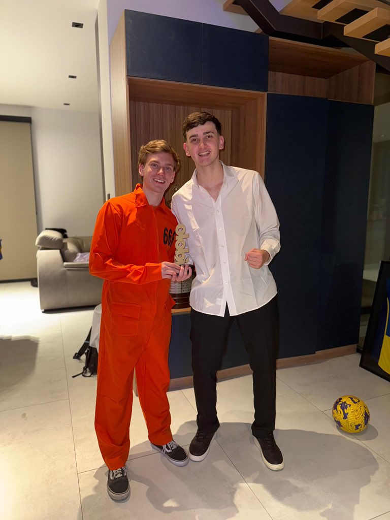 Lagusneta's tweet photo. Hoy stream presencial con TEO EL DE 412. Están todos invitados. Habrá beso. https://t.co/WA53kQVHbQ