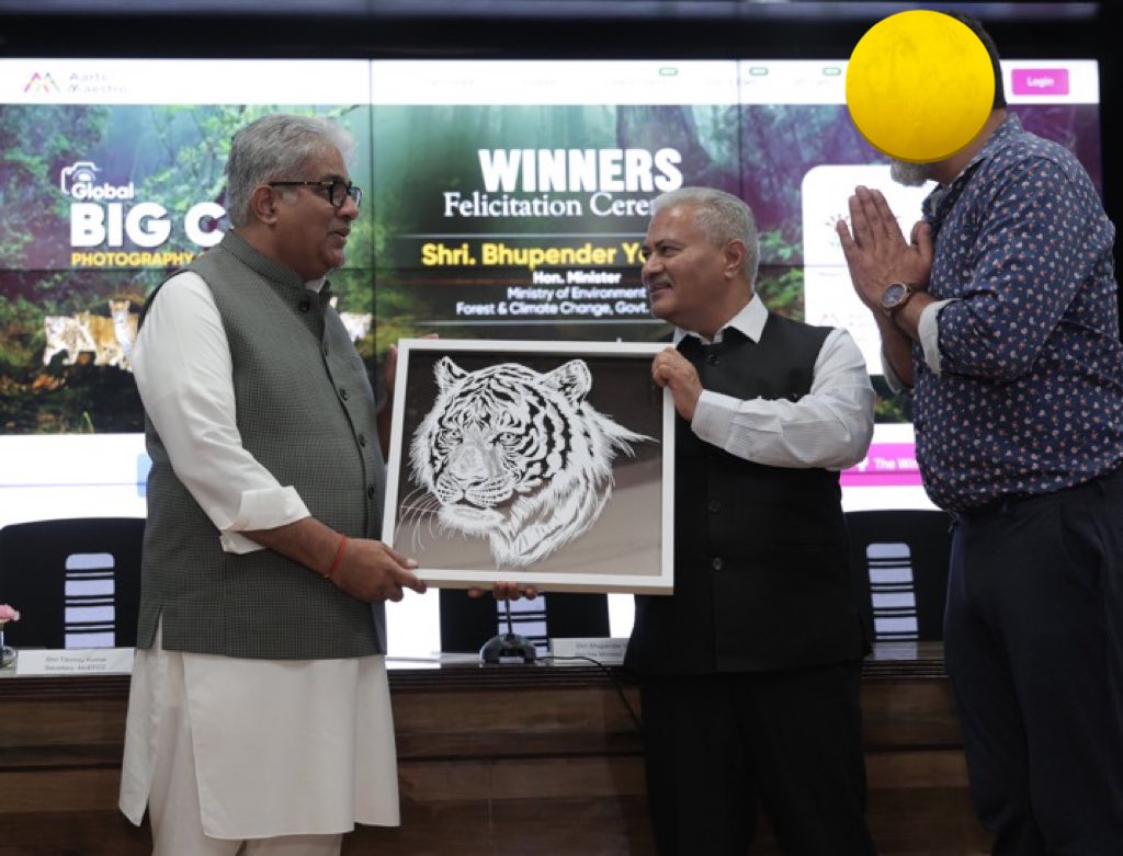 kiriken16's tweet image. インドにて環境大臣も列席する公式な式典にて、私の作品を〈盗作〉した物が環境大臣に贈呈されていました。

各方面にメールなど出しましたがどこからも回答なし。

こんな事を黙認して良いのでしょうか。

この作品は私のものだと全世界に伝えたいです。

#拡散希望
#盗作
#切り絵
#インドまで届け