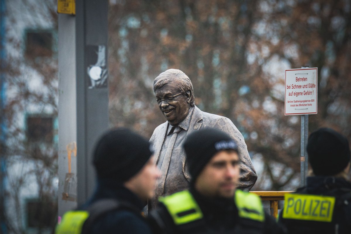 Berlin ist um eine Attraktion reicher: Walter Lübcke passt jetzt auf die CDU auf. Die versteht den Moment der politischen Schubumkehr noch gar nicht. Wir danken allen von Euch, die diesen Traum möglich machen: cdu-denkmal.de