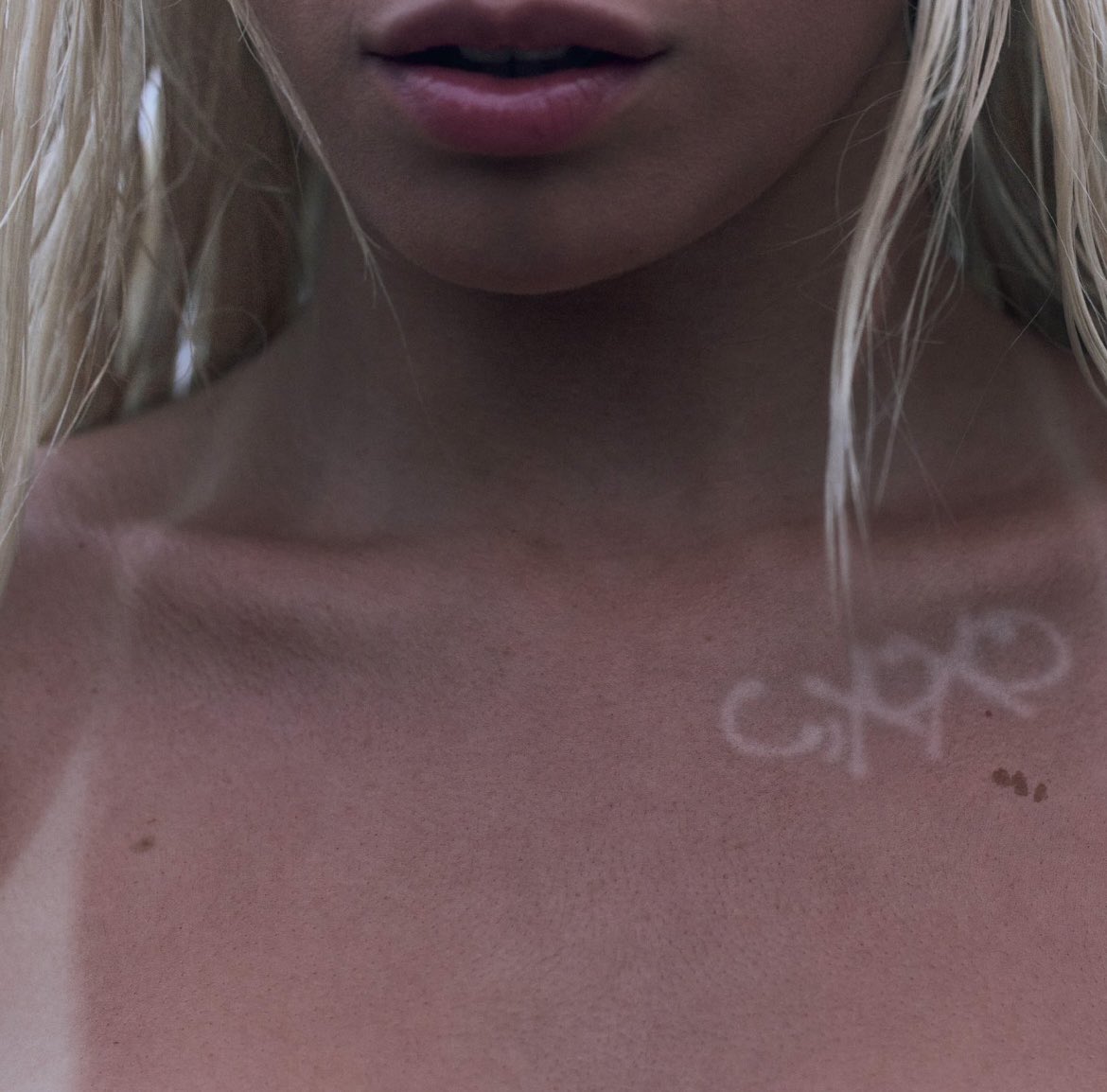 treluvsit's tweet image. Camila Cabello (C,xoxo tan lines)☀️🌊