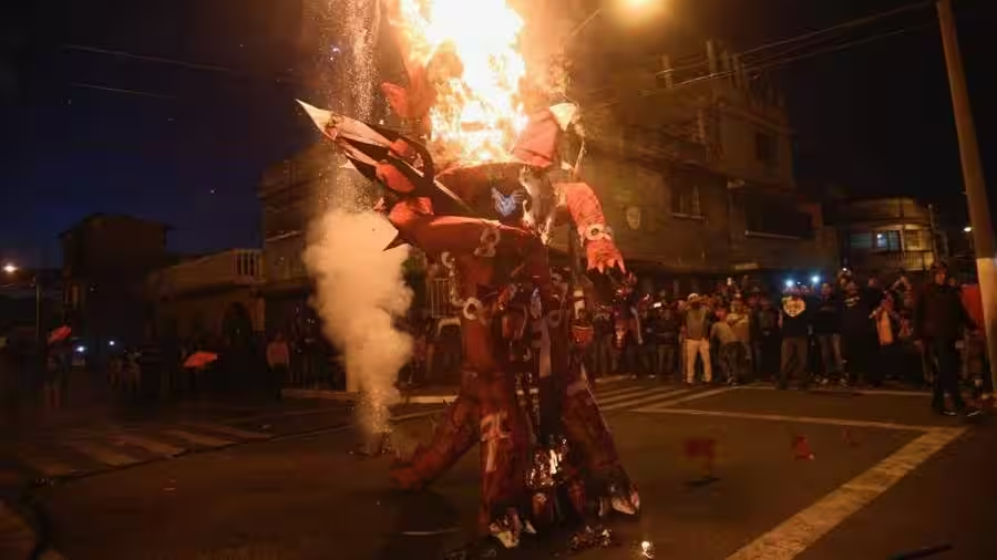PublinewsGT's tweet photo. 🔥👹 ¿Listo para la "Quema del Diablo" ? 💥

¡Cuidado con el fuego! Lo que no te dijeron de la “Quema del Diablo” y cómo protegerte.

Antes de encender el fuego este 7 de diciembre, descubre las precauciones que deberías tomar. 👀⤵️

Lee: https://t.co/2fXuKz1Dtp

#EventosGT https://t.co/iVUI5joJ7F