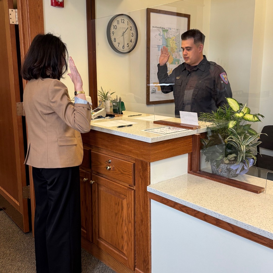 CityKankakee's tweet image. 🚒 ¡Bienvenido al equipo!

La ciudad de Kankakee da la bienvenida con orgullo al bombero Javier Rodríguez. El bombero Rodríguez juró oficialmente el cargo hoy, 2 de diciembre de 2025, ante la secretaria municipal Stacy Gall. 👏🔥 

#Kankakee #KankakeeFireDepartment #WelcomeAboard