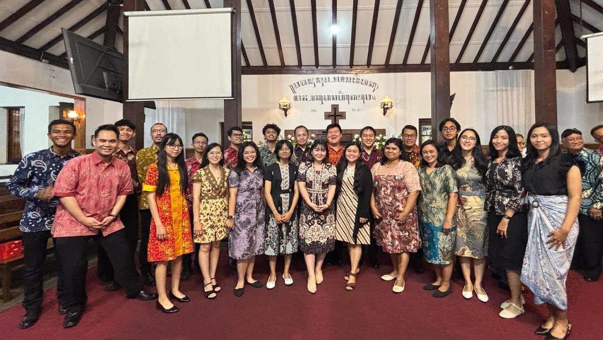 YoanaMaria12's tweet photo. Choir service at one of the oldest churches in Malang City. 
@GKJW
 Malang https://t.co/wphJF2nFfK 

This is us 🥰🎶https://t.co/irD05UdnZE🎶

#GKJWJemaatMalang #MalangHeritage #GraciosoSonoraChoir #choir #MalangChoir #KapankeMalang https://t.co/i05vHAgQJm