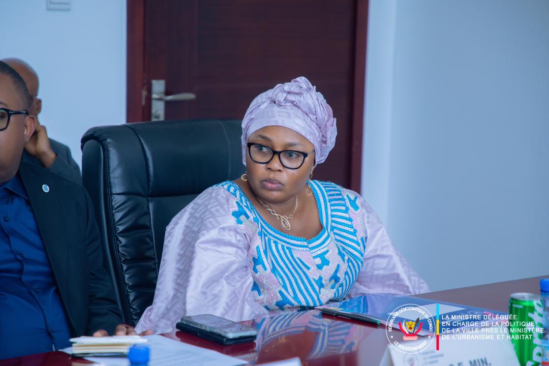 Cette image forte de son excellence Madame la ministre déléguée en charge de la politique de la ville reflète le leadership féminin au service de la gouvernance urbaine en RDC
<a href="/Villes_rdc/">Politique de la Ville RDC</a> 
<a href="/BangasaAngele/">Angele Bangasa</a> 
<a href="/Presidence_RDC/">Présidence RDC 🇨🇩</a>