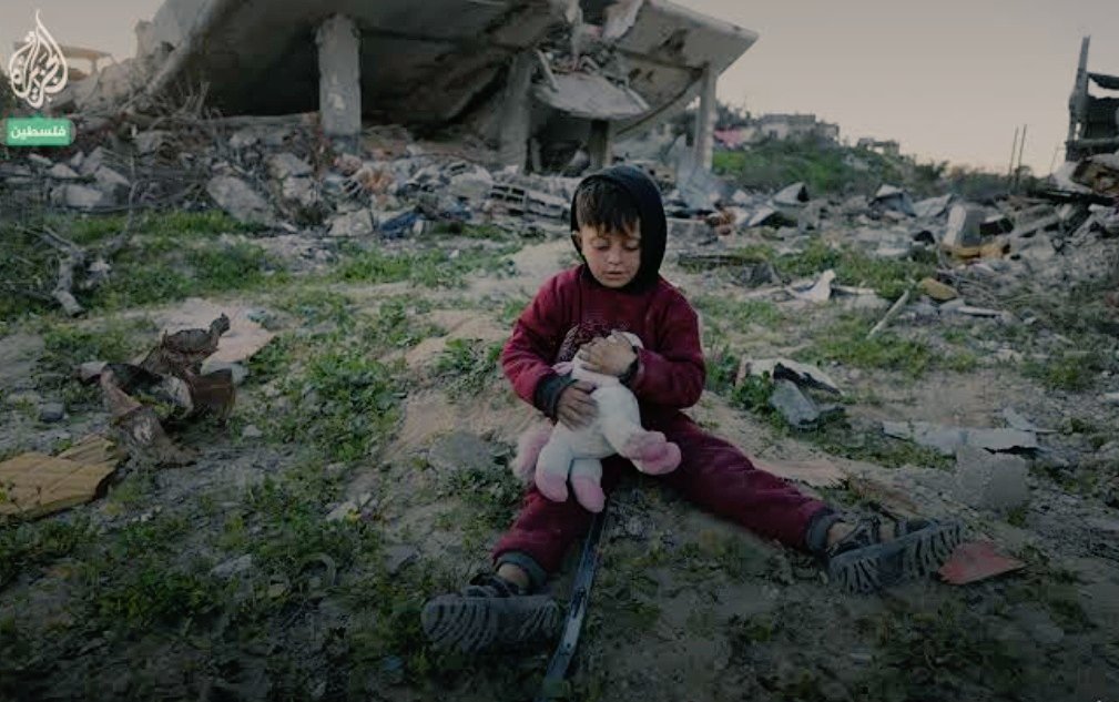 Y_User4tweet0's tweet photo. A child hugs his doll after retrieving it from beneath the rubble of his family’s destroyed home.
#Gaza #PalestinianChildren #UnderTheRubble #HumanRights🇵🇸 https://t.co/j4yqTR0gfZ