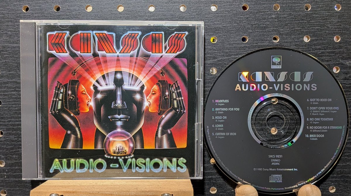 アメリカのプログレッシブ· ロックKANSASの7th 1980年作

従来のプログレの構成美を基盤としつつ、時代に合わせたハードロックの力強さとキャッチーさを加え、ドラマティックなメロディと洗練された演奏が聴きごたえのある芸術性を確立。オリジナル編成の終焉作であり集大成として特別な輝きを放つ傑作