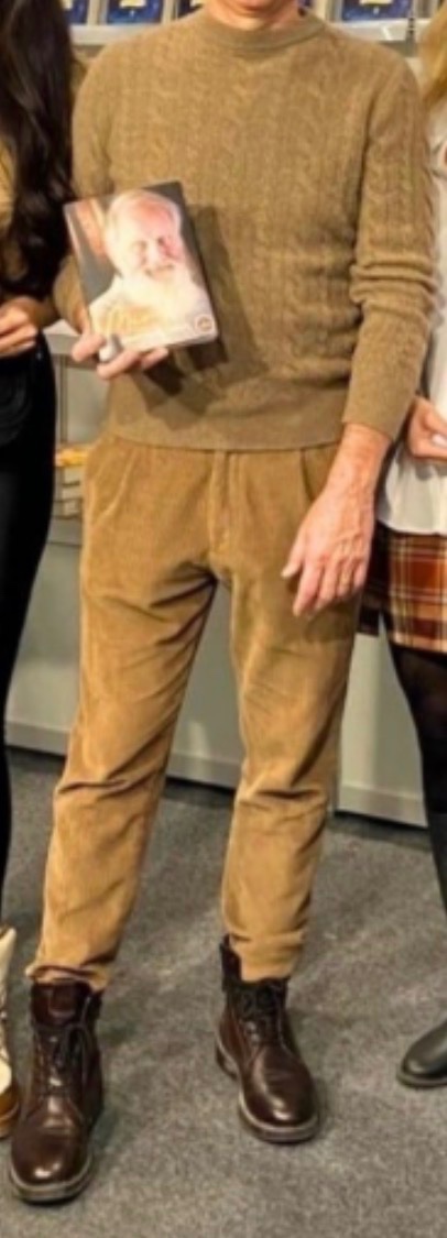 Vsi, ki dissate Pahorja, ker se je v posteji/pižami slikal, meni je tole hujš.