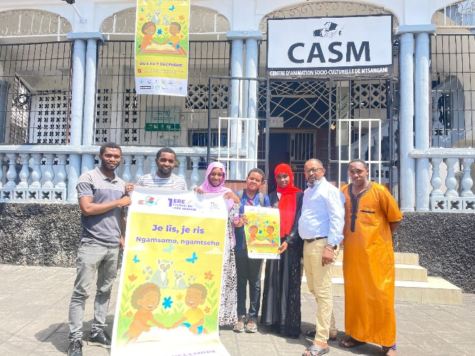 Voic_eM_'s tweet image. Moroni accueille du 5 au 7 décembre le 1er «Festival du livre jeunesse – Je lis, je ris». Trois jours d’animations, lectures, contes et rencontres pour raviver l’amour du livre chez les enfants.
#Comores #Culture #Lecture #Festival