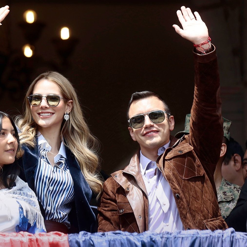 Informatech_ec's tweet image. #ATENCIÓN En la Serenata Quiteña por los 491 años de Fundación de Quito, el presidente Daniel Noboa participó en la Plaza de la Independencia, agradeció el respaldo ciudadano y advirtió que los funcionarios que no respeten a la ciudad “pronto se irán”.

#Noticia