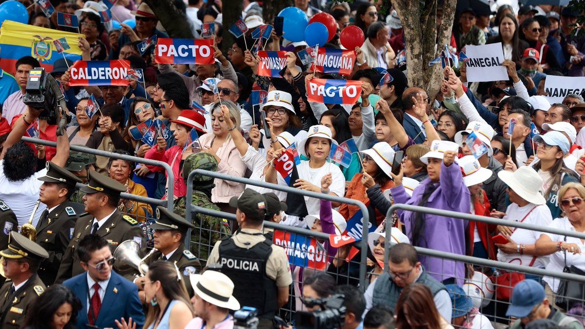 Informatech_ec's tweet image. #ATENCIÓN En la Serenata Quiteña por los 491 años de Fundación de Quito, el presidente Daniel Noboa participó en la Plaza de la Independencia, agradeció el respaldo ciudadano y advirtió que los funcionarios que no respeten a la ciudad “pronto se irán”.

#Noticia
