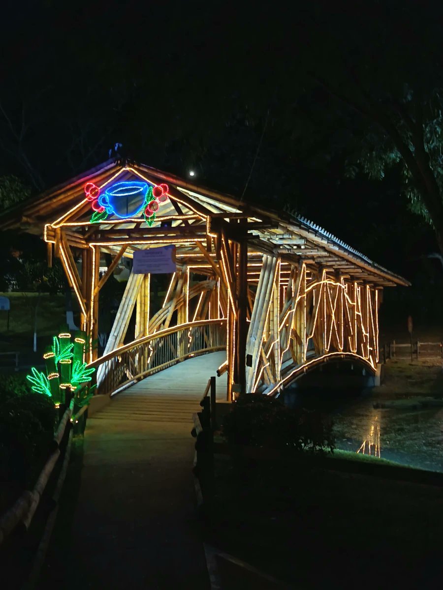 Parque Consotá celebra la Noche de los Faroles con tradicional Musical de Navidad ecos1360.com/parque-consota… <a href="/ComfamiliarRda/">comfamiliarrda</a> #faroles #musicaldenavidad