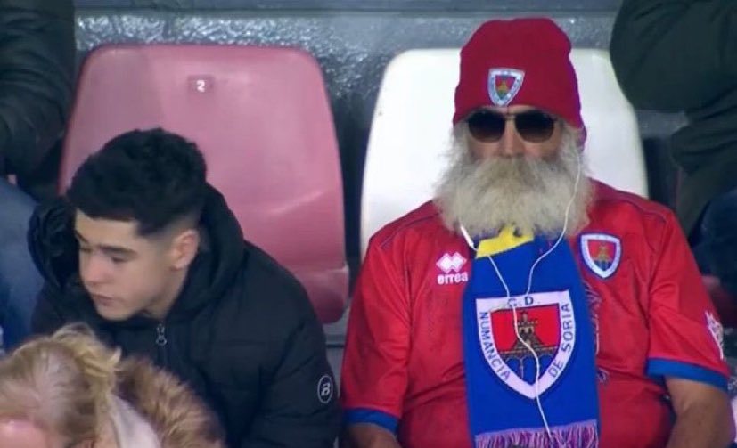 Esto es DEMENCIAL. 

Elástica de manga corta a -10 grados en Soria. 

Gafitas de sol anocheciendo a las 5 d la tarde.

Auriculares para escuchar el Portugalete Alavés. 

Jubilado, tranquilo, disfrutando, simplemente vintage football. 

DEMENTE, DISFRUTEN.