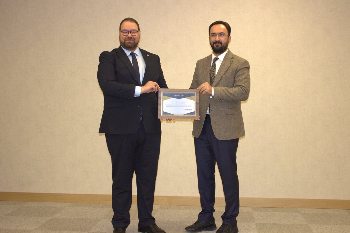 Sanayi ve Teknoloji Bakanlığımızın davetlisi olarak "Sanayide Gelecek Buluşmaları" hizmet içi eğitim etkinliğinde  Bakanlığımızın personeline "Küresel Dijital Rekabette Türkiye'nin  Konumu" başlıklı konferansımızı verdik. Konferansımızda yapay zekâdaki  ilerlemelerden küresel