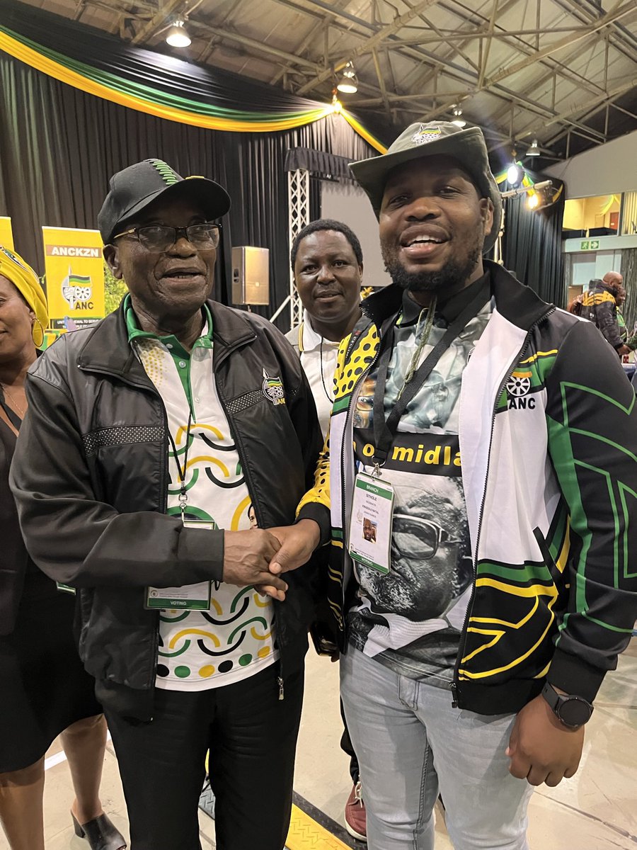 Lord_Ori_'s tweet image. 🤣🤣🤣🤣🤣 Jobe asking for forgiveness from uBaba vs Jobe as an MK Party member. Woza la 😩😩😩 .@Mfoka_Jobe