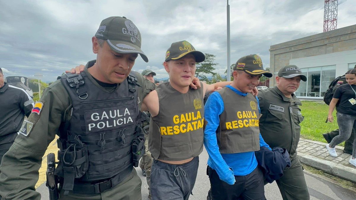 Siempre confiaré en la Fuerza Pública. El hijo de Geovanny Ayala fue rescatado por nuestros soldados y policías. Punto.
Nadie más.

Y no olviden algo: el PETRISMO DETESTA a la Policía.
Que no vengan ahora a buscar indulgencias con padrenuestros ajenos, como ya los estoy viendo.