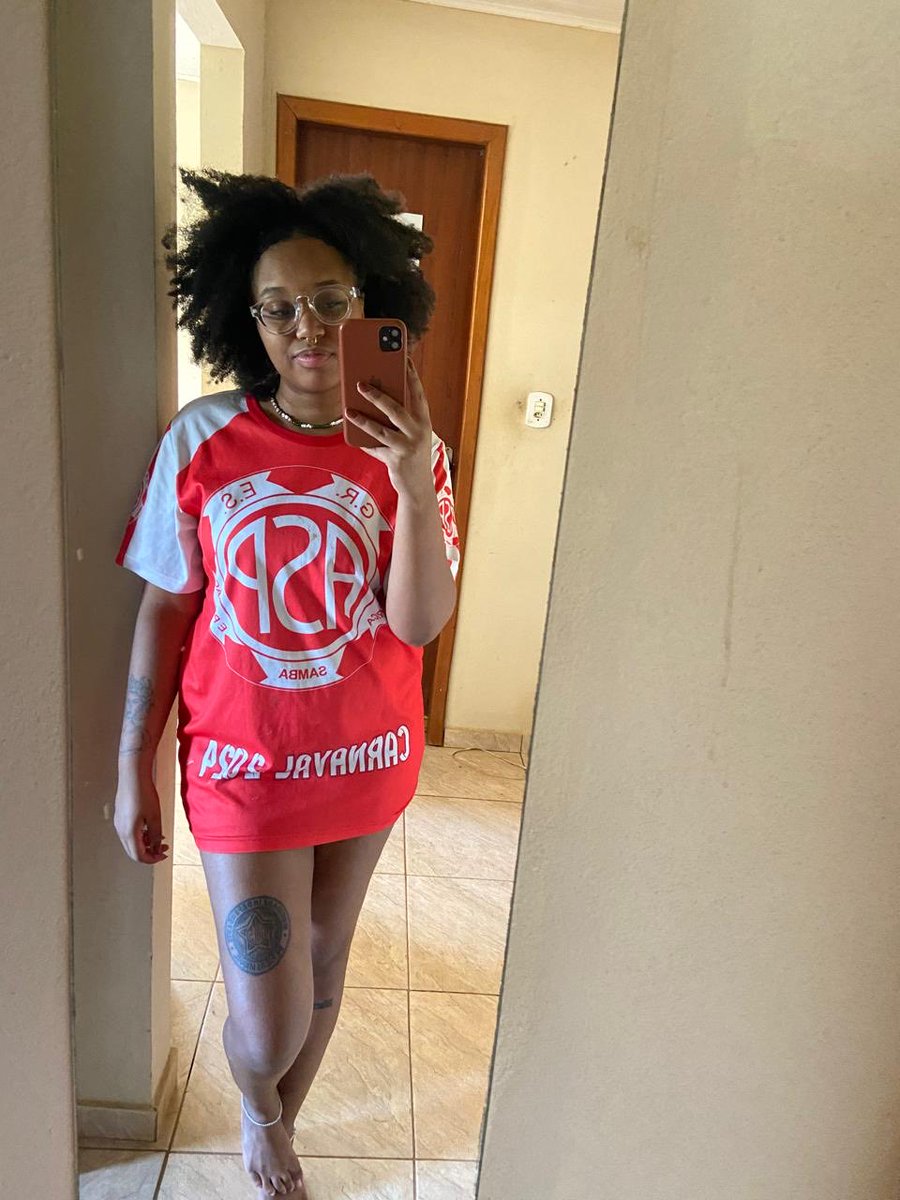 negajux_'s tweet image. Samba é filosofia, fidalguia do salão
Tem a força e a magia que acende o coração,
E pra minha alegria o meu samba vai além!
É a minha bandeira, paixão verdadeira que me satisfaz;
Essa luz tão divina ilumina os nossos quintais... 💚🤍

#dianacionaldosamba