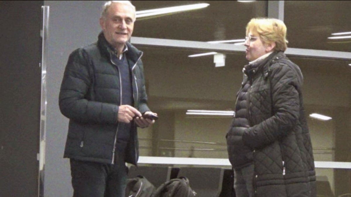 Dolovac, i bivši tužilac za organizovani kriminal Miljko Radisavljević, na aerodromu na putu za Amsterdam.

Ne znam šta će, i što će, ali vidim da ih "njini" pljuju.

A ni to ne mora da znači ništa.