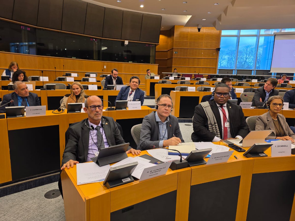 Parlatino_org's tweet photo. PARLATINO presente en Bruselas: articulando la voz de América Latina y el Caribe en EuroLat
 
Bruselas.2/12/2025 - Las comisiones parlamentarias permanentes de la Asamblea Parlamentaria Euro-Latinoamericana (EuroLat) se reunieron en la capital belga para debatir temas de gran relevancia para ambas regiones, entre ellos los Acuerdos de Asociación entre la Unión Europea y los países de América Latina y el Caribe, la reducción de emisiones de gases y combustibles fósiles, así como la lucha contra la corrupción. 

En la sesión inaugural participaron el vicepresidente ejecutivo del Banco Interamericano de Desarrollo (BID), Jordan Schwartz; la secretaria general del Servicio Europeo de Acción Exterior, Belén Martínez Carbonell; el vicepresidente del Parlamento Europeo, Javi López; y los copresidentes de EuroLat, el eurodiputado español Gabriel Mato y el senador uruguayo Daniel Caggiani. La delegación del PARLATINO, encabezada por su presidente, diputado Rolando González Patricio, también estuvo presente en este espacio, acompañado el secretario general, diputado Juan Martín Rodríguez, el secretario ejecutivo Elías A. Castillo G., quien a su vez es co- secretario por el componente latinoamericano de EuroLat, miembros de la Junta Directiva y parlamentarios de la región. 

Durante el foro se presentaron documentos de trabajo orientados a reforzar la cooperación en materia de derechos humanos, paz y democracia, además de la construcción de una Alianza Digital entre ambas regiones. Asimismo, los miembros de las comisiones analizaron los retos y oportunidades que plantea la migración en el contexto birregional. 

EuroLat, creada en 2006 como institución parlamentaria de la Asociación Estratégica Birregional establecida en 1999, está integrada por 150 miembros —mitad eurodiputados y mitad parlamentarios latinoamericanos— incluyendo al PARLATINO, Parlandino, Parlacen, Parlasur y los Congresos de Chile y México.