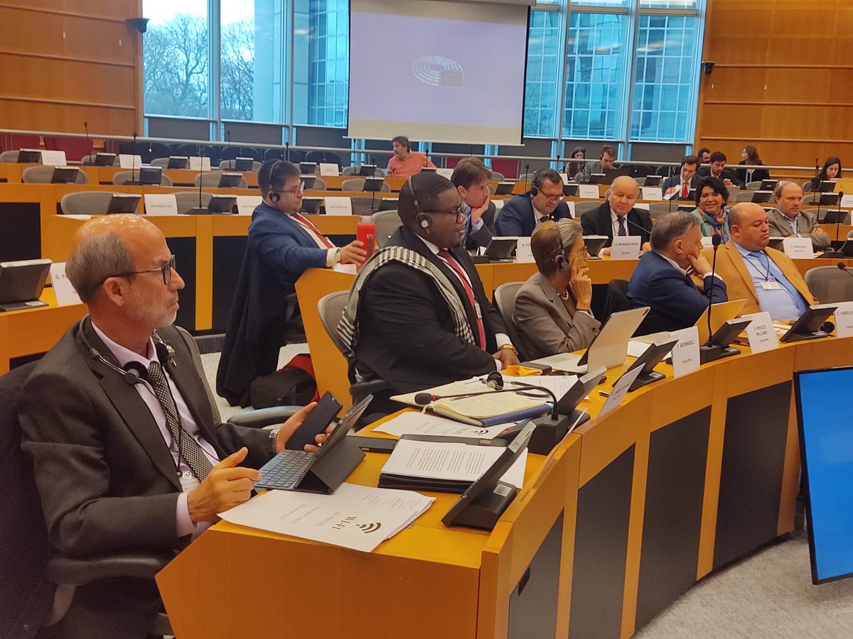 Parlatino_org's tweet photo. PARLATINO presente en Bruselas: articulando la voz de América Latina y el Caribe en EuroLat
 
Bruselas.2/12/2025 - Las comisiones parlamentarias permanentes de la Asamblea Parlamentaria Euro-Latinoamericana (EuroLat) se reunieron en la capital belga para debatir temas de gran relevancia para ambas regiones, entre ellos los Acuerdos de Asociación entre la Unión Europea y los países de América Latina y el Caribe, la reducción de emisiones de gases y combustibles fósiles, así como la lucha contra la corrupción. 

En la sesión inaugural participaron el vicepresidente ejecutivo del Banco Interamericano de Desarrollo (BID), Jordan Schwartz; la secretaria general del Servicio Europeo de Acción Exterior, Belén Martínez Carbonell; el vicepresidente del Parlamento Europeo, Javi López; y los copresidentes de EuroLat, el eurodiputado español Gabriel Mato y el senador uruguayo Daniel Caggiani. La delegación del PARLATINO, encabezada por su presidente, diputado Rolando González Patricio, también estuvo presente en este espacio, acompañado el secretario general, diputado Juan Martín Rodríguez, el secretario ejecutivo Elías A. Castillo G., quien a su vez es co- secretario por el componente latinoamericano de EuroLat, miembros de la Junta Directiva y parlamentarios de la región. 

Durante el foro se presentaron documentos de trabajo orientados a reforzar la cooperación en materia de derechos humanos, paz y democracia, además de la construcción de una Alianza Digital entre ambas regiones. Asimismo, los miembros de las comisiones analizaron los retos y oportunidades que plantea la migración en el contexto birregional. 

EuroLat, creada en 2006 como institución parlamentaria de la Asociación Estratégica Birregional establecida en 1999, está integrada por 150 miembros —mitad eurodiputados y mitad parlamentarios latinoamericanos— incluyendo al PARLATINO, Parlandino, Parlacen, Parlasur y los Congresos de Chile y México.