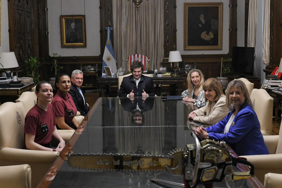 marcalpalazzolo's tweet image. Javier Milei recibió a la Policía de CABA que le puso los PUNTOS a una Kirchnerista

Durante un operativo, la oficial mantuvo un breve intercambio con una kuka que comenzó a filmarla. 

&quot;Fílmeme señora, así mi Presidente me ve que estoy trabajando&quot; fue la respuesta de la agente.