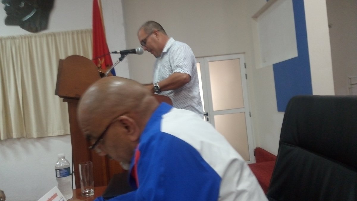 Se desarrolla la reunión provincial de directores en #Matanzas , se evalúa las prioridades de trabajo, los principales servicios, la economía, entre otros. #MatancerosEnVictoria <a href="/DiazCanelB/">Miguel Díaz-Canel Bermúdez</a> <a href="/DrRobertoMOjeda/">Dr. Roberto Morales Ojeda</a> <a href="/mariofsabines/">Mario Sabines Lorenzo</a> <a href="/CaridadPoey/">Marieta Poey Caridad</a>