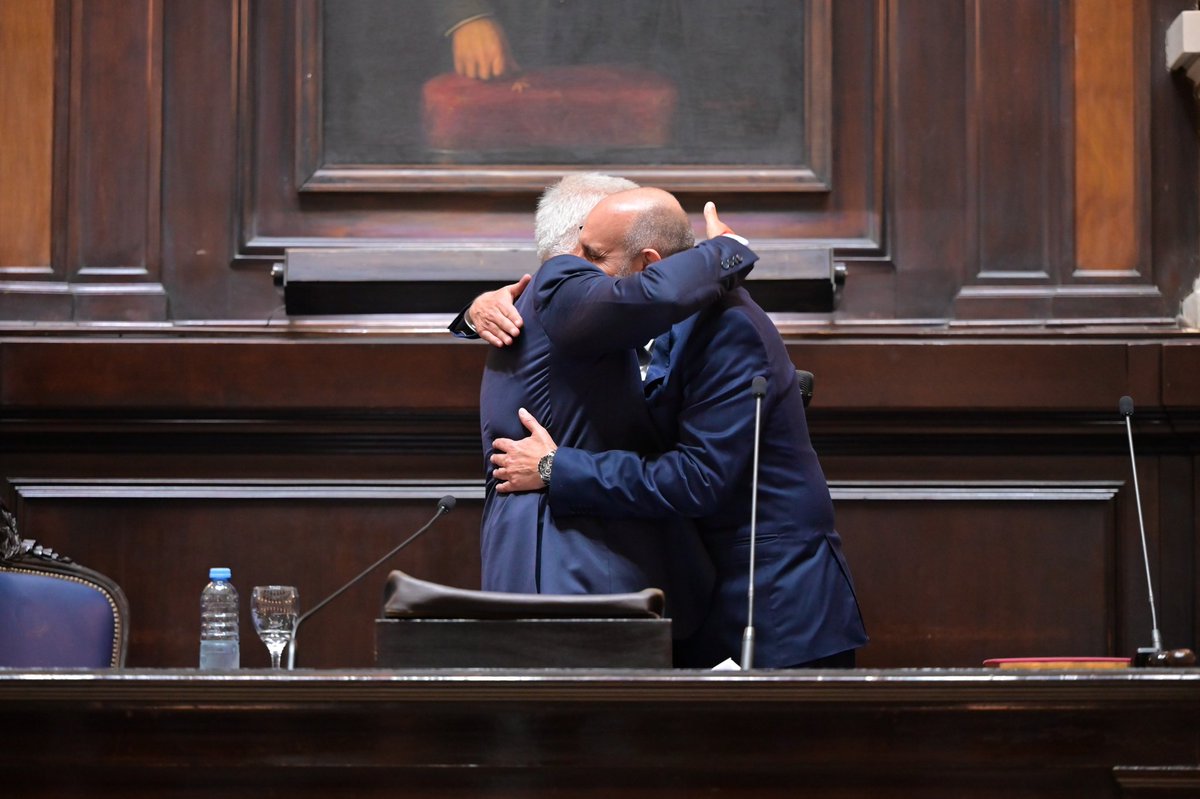 Hace instantes, en la sesión preparatoria, juré como Vicepresidente 1° de la <a href="/HCDiputadosBA/">Diputados BA</a>, cargo que desempeñaré a partir del 10 de diciembre de este año.

Quiero agradecer a <a href="/SergioMassa/">Sergio Massa</a> por la confianza de siempre. Es un orgullo enorme formar parte del <a href="/FrenteRenovador/">Frente Renovador</a> y