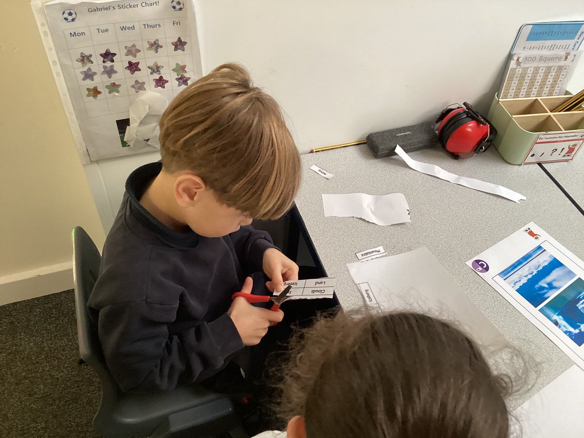 An extremely productive afternoon during which Pathfinders investigated the Arctic climate and the impact this has on the environment. 
I wonder if your little Pathfinder can explain the meaning of the ‘polar night’ and the ‘midnight sun’? 

🩵❄️⛄️