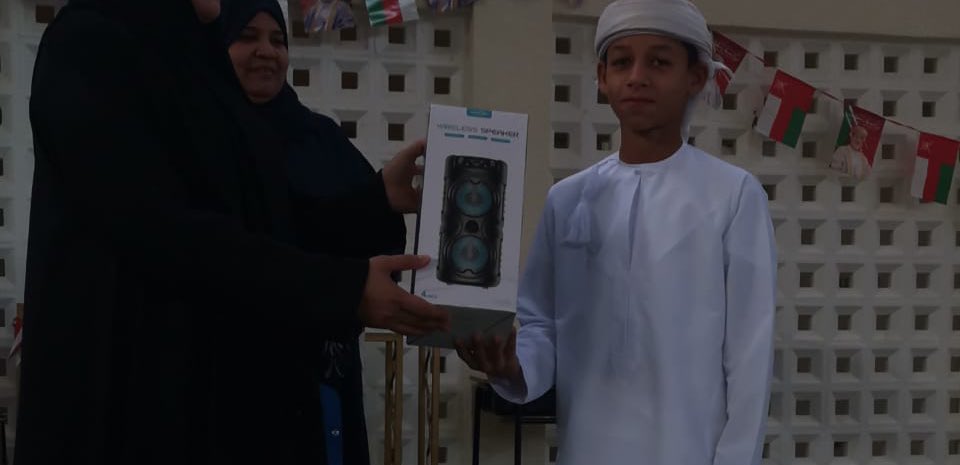 كرمت معلمة اللغة الإنجليزية أ. شيرين مكرم طلبة الصف التاسع لحصولهم على درجات مرضية في الاختبار القصير الثاني

#تعليمية_مسندم #مدرسة_خورشم #تعلم_مستدام