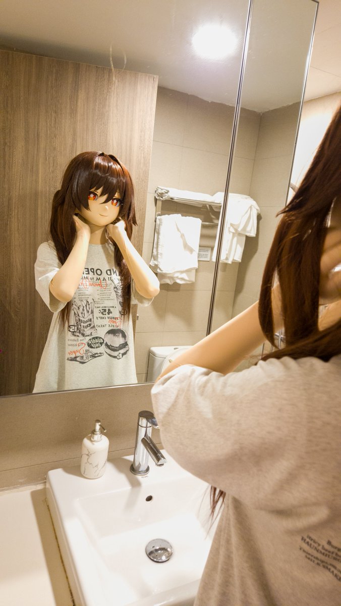 Time to take a good look in the mirror~

📸: @Mayuri_Amane 

#kigurumi #着ぐるみ