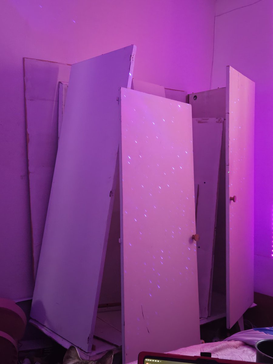 Bon bah..
J’ai évité de demander de dons autant que j’ai pu mais:

J’ai dû racheter un matelas, et j’ai tjr pas d’armoire + je me suis fait arnaquer (+ de détails sur les tweets suivants)

Ça coûte +300€ 

Merci et pardon💗

Paypal.me/ashexashe

lepotcommun.fr/pot/dh2qf9fc